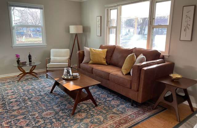 2 bedroom, 1 bathroom, URBANA-- AVAILABLE July 1st!! - 1402 South Cottage Grove Avenue, Urbana, IL 61801 2 bedroom, 1 bathroom, URBANA-- AVAILABLE July 1st!! - 1402 South Cottage Grove Avenue, Urbana, IL 61801