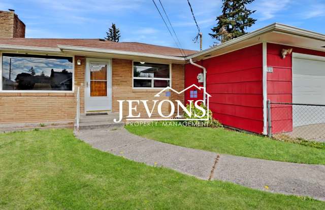 Cozy 3 Bedroom/1.5 Bath home in a walkable neighborhood - Attached garage and private fenced backyard Gallery 3