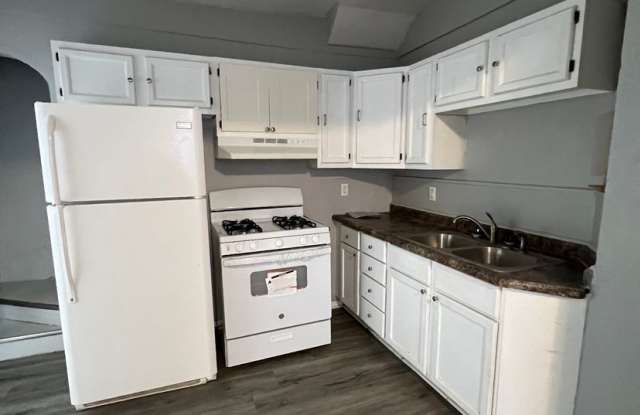 Spacious 2 Bedroom, 2 Bathroom Home for Rent – 712 E. 15th St., Davenport, IA 52803 Gallery 4
