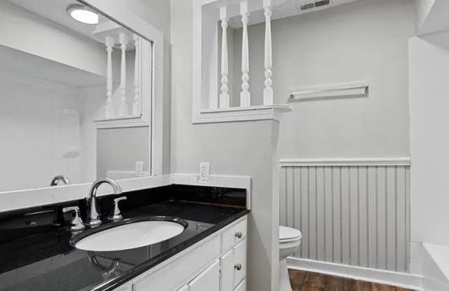 STUNNING! Three bedroom house! Gallery 3