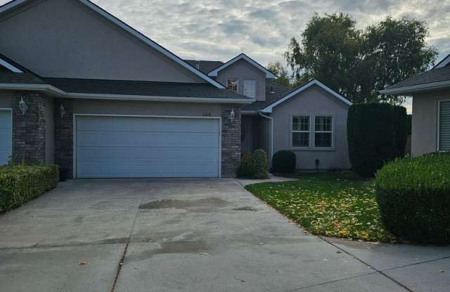 Townhouse located near Canyon Rim Parkway and tons of shopping Gallery 3
