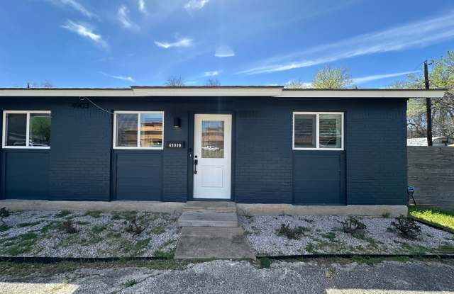 Darling Duplex Unit Single Story 2 Bedrooms 1 Bathroom for Rent in Central Austin! Gallery 4