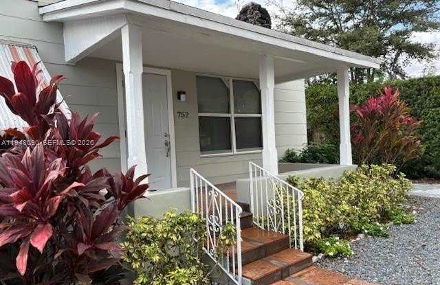 752 NW 24th Ct photos photos