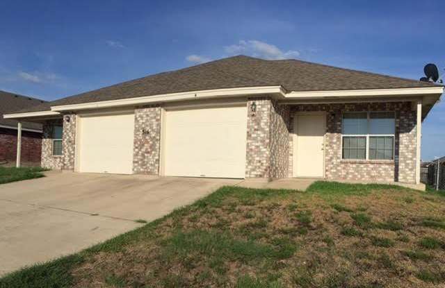 ALL TILE DUPLEX IN NOLANVILLE!!! Gallery 4