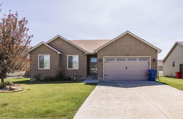 $500 OFF FIRST MONTH'S RENT IF SIGNED BEFORE THE END OF OCTOBER!!!! SPACIOUS MODERN 6 BED 3 BATH HOME IN IONA! Gallery 1