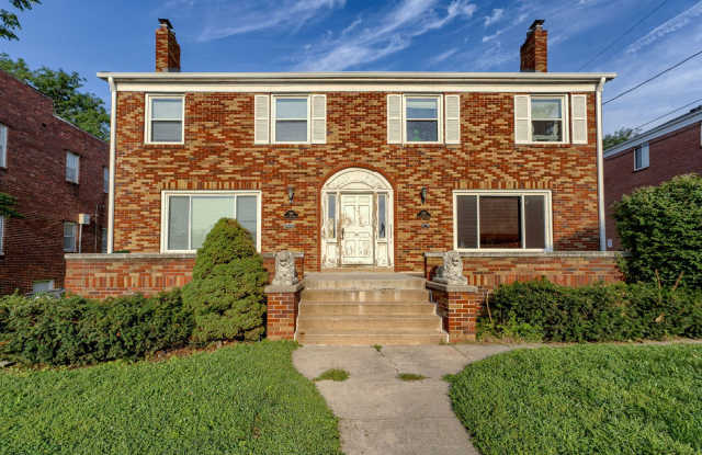 Charming 3 Bedroom Duplex Close to Dining, Shops  More!! photos photos