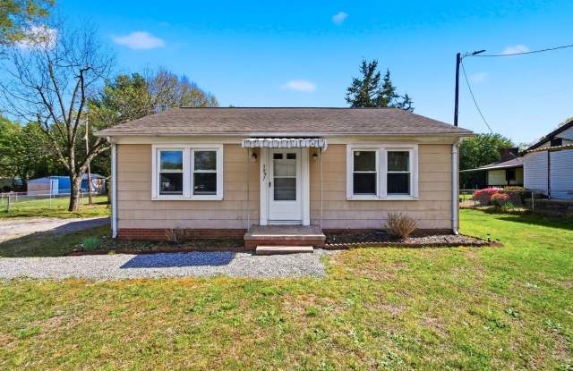 Charming 2BR Ranch with Spacious Yard & Ample Parking photos photos Charming 2BR Ranch with Spacious Yard & Ample Parking photos photos