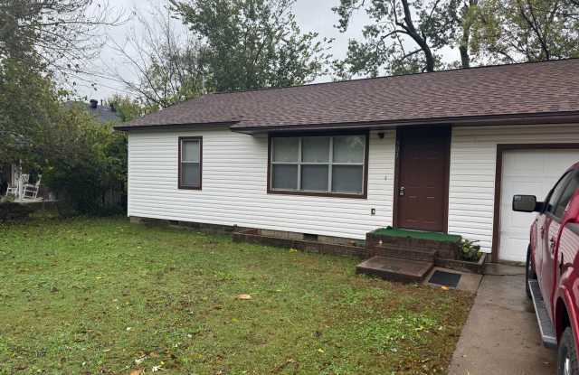 2 Bedroom / 1 Bathroom Home with 1 Car Garage and Fenced-In Backyard - 501 Ewalt Avenue, Springdale, AR 72764