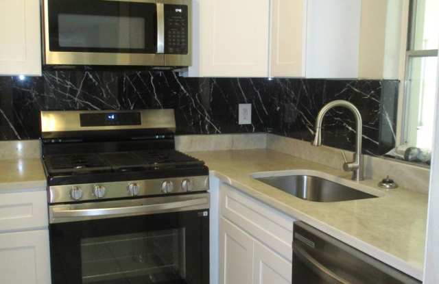 Charming 3-Bedroom Home with a Large Backyard in Daytona Beach! Gallery 4