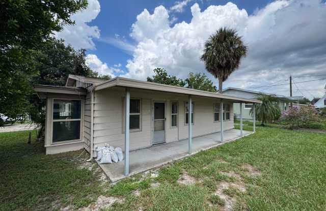 Charming 1-Bedroom, 1-Bath Home Near Downtown Tavares - Lawn Care Included! photos photos