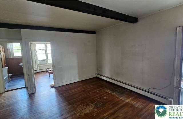 330 Wyandotte Street Gallery 2