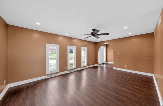 Stunning 4BR House in Crown Point photos photos