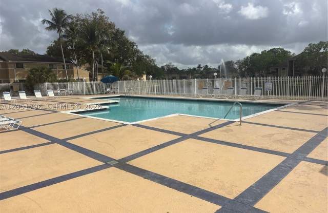 323 Palm Cir E Gallery 2