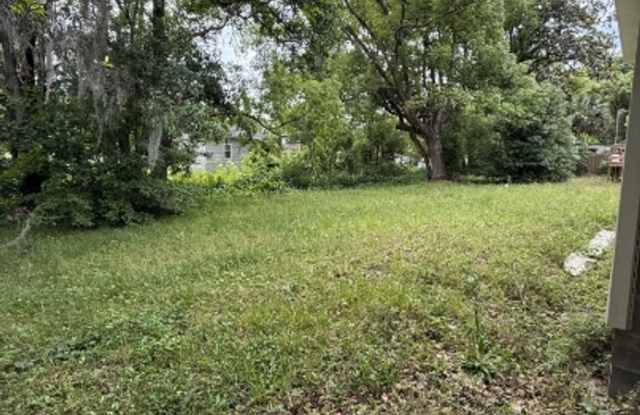 Beautiful 3 Bedroom 2 Bath House with New Kitchen Gallery 3