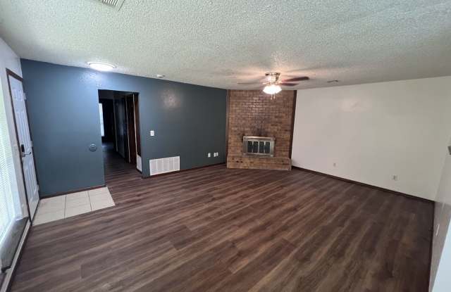 Charming 3BR Duplex in Midwest City Gallery 3