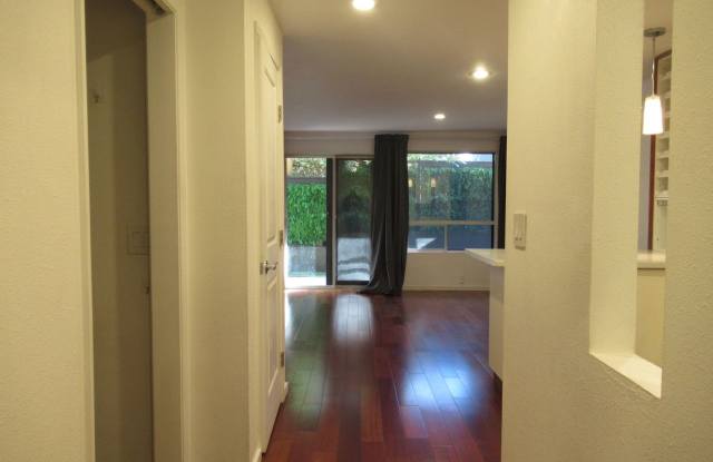 Modern 2 bedroom, 1.5 bath condo in the gated Tukwila community Gallery 2
