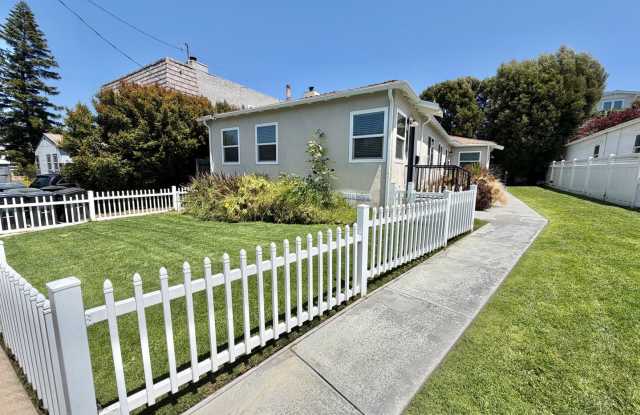 Large Private Yard, New Flooring & Free Laundry in Renovated 1BD photos photos