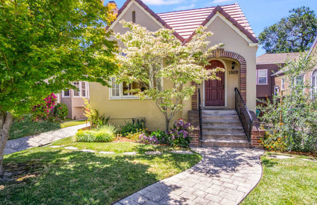 1809 Versailles Ave - 4+ bedroom | 3.5 bathroom | Single family home photos photos