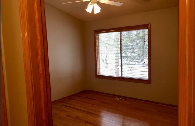 2 Bed / 2 Bath Condo with Garage – Clements Mill Village (Forest Hills District) Gallery 4