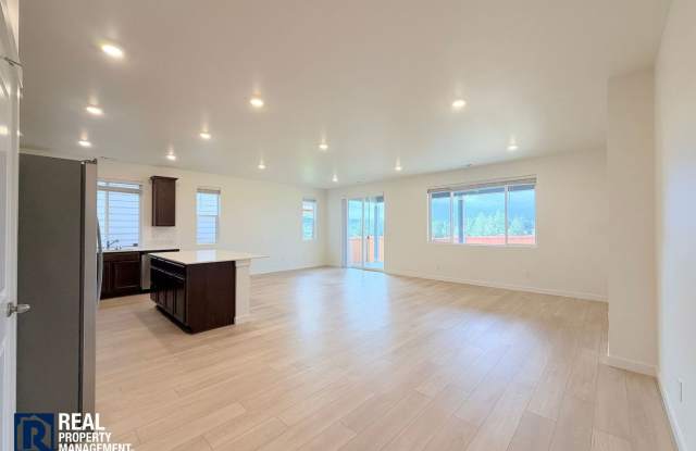 Modern Puyallup Living | Spacious Loft, Covered Patio & Central A/C Gallery 4