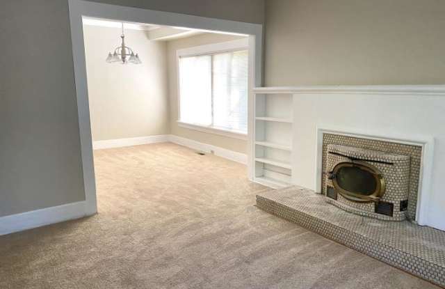 9404 25th Avenue Northeast, Lower unit Gallery 4