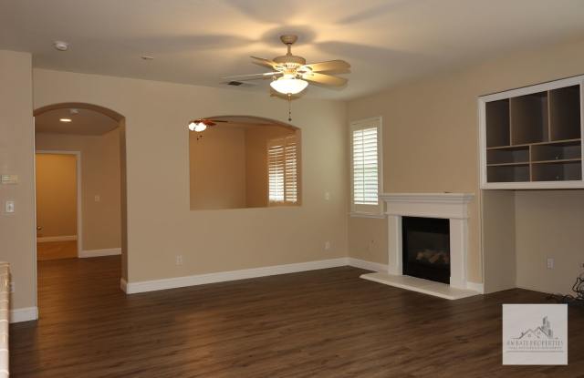 Beautiful Clovis Home with a pool... Gallery 3