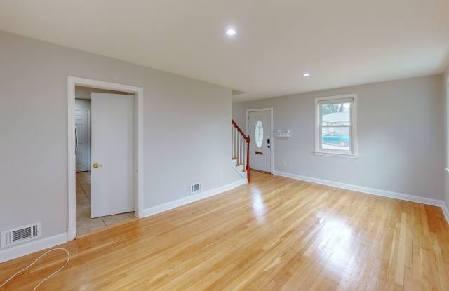 Close in Silver Spring UPDATED 3 bed + 2 BA Gallery 4