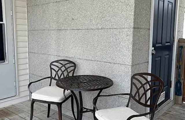 Fully Furnished 1 bed/ 1 bath Island Square Condo Gallery 3