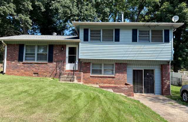 Great 3 Bedroom Mid-Centrury Split Level Home With a Retro Feel!! photos photos