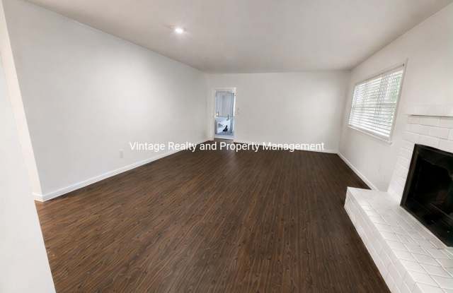 Updated 2-bedroom, 1 bathroom Tri-plex unit located in North Stockton. Gallery 3
