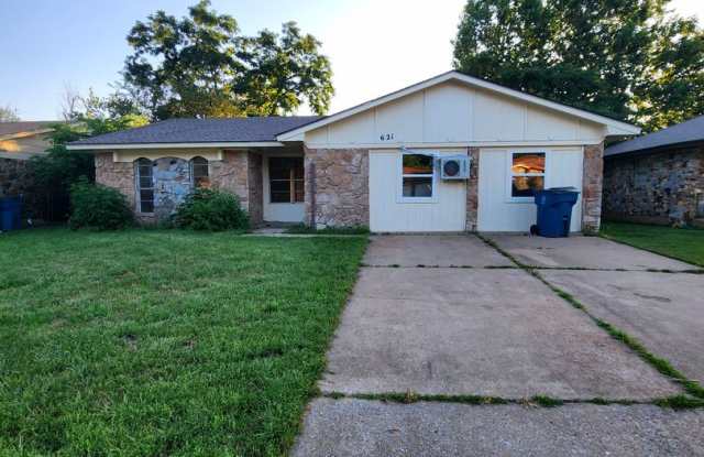 5 Bed 1.5 Bath Home in Midwest City! - 621 Lloyd Avenue, Midwest City, OK 73130