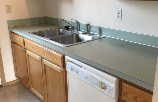 MOVE IN SPECIAL- $500 off First's Month's Rent- Pet-Friendly 2 Bedroom, 2 Bath Apartment in Newberg photos photos