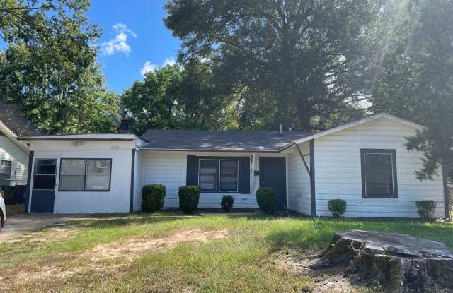 Spacious Sunset Acres Home - 6525 West Canal Boulevard, Shreveport, LA 71108