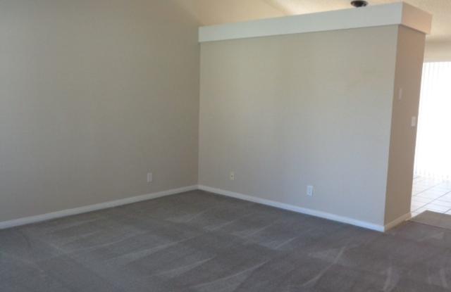 Beautiful One Story Home in Rosamond in Excellent Condition Gallery 3