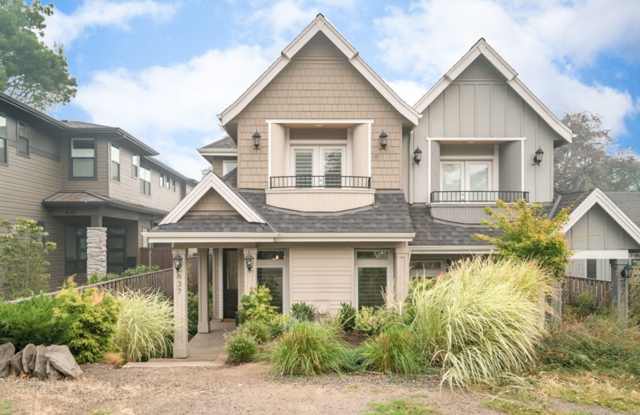 Luxury Townhome in the Heart of Lake Oswego's First Addition - 637 3rd Street, Lake Oswego, OR 97034