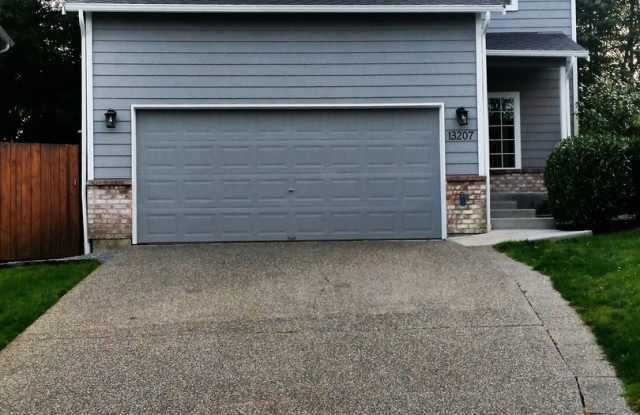 Woodinville Bothell 3 bed 2.5 bath. 2 car garage. Fenced yard - 13207 Northeast 201st Court, Woodinville, WA 98072