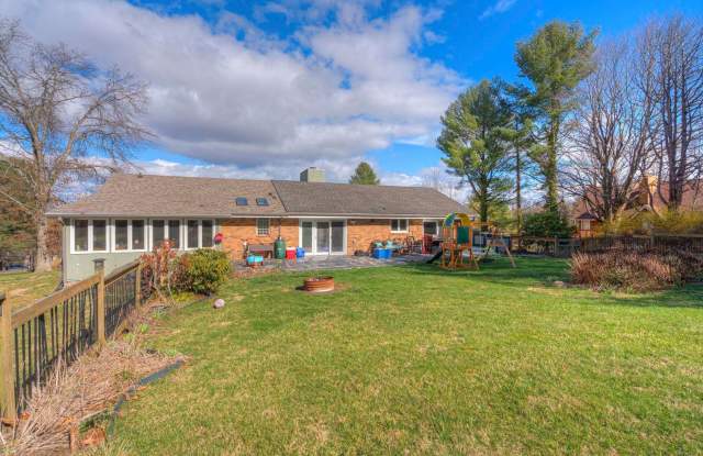 Open Floor Plan Home with Fenced Yard and Excellent Location Gallery 4