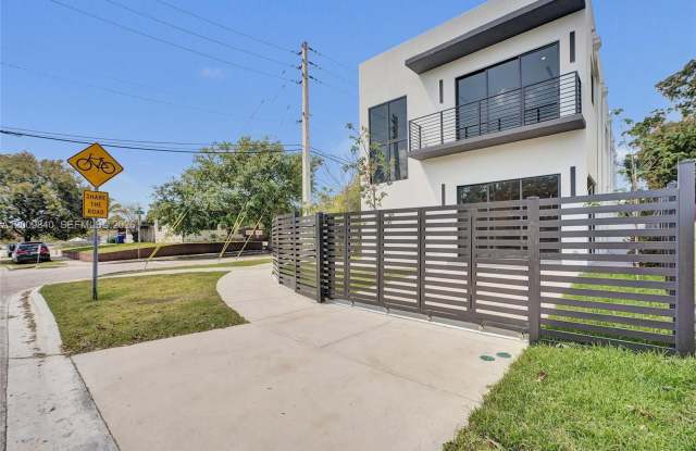 2411 SW 16th Terrace photos photos