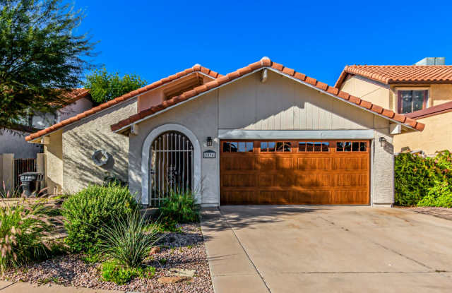 Gorgeous 3 Bedroom with Oasis Backyard in Dobson Ranch - 2034 South Paseo Loma, Mesa, AZ 85202