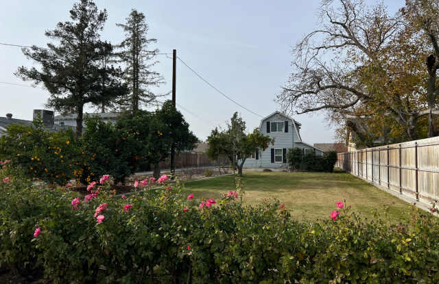 Nostalgic 3-bedroom Farmhouse in Hughson! photos photos