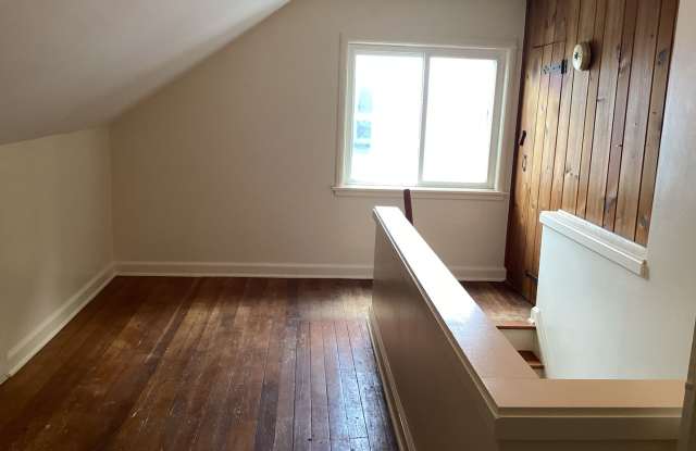 4 bedroom single family home with off street parking Gallery 3