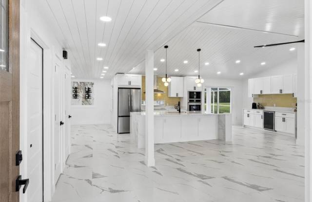5424 LOMA VISTA Drive E Gallery 4
