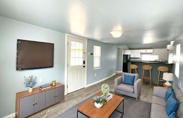 **APPLICATION RECEIVED** ALL BILLS PAID!! 1 Bedroom / 1 Bath Unit Near South Side Lions Park! photos photos