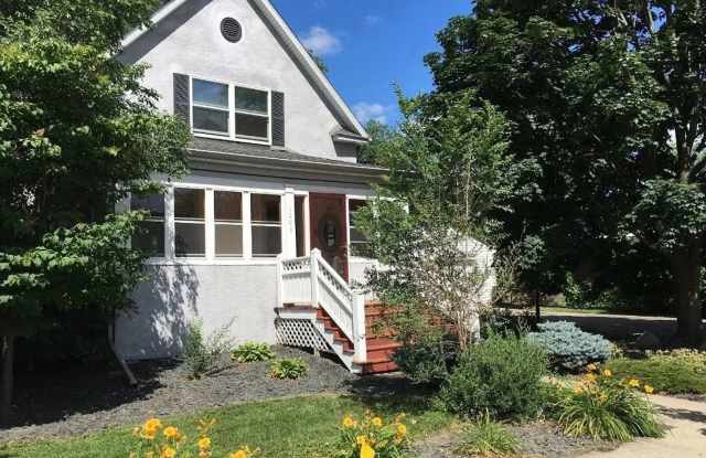 Amazing 5 Bedroom Single Home in SE!! ($500 OFF RENT SPECIAL!!) photos photos