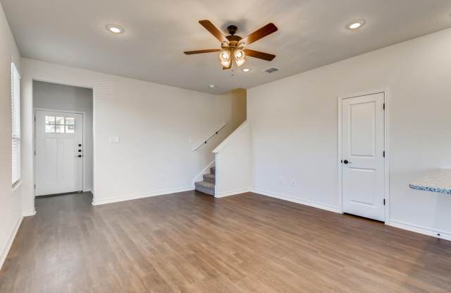 2523 Lynwood Bend, unit 101- NOW AVAILABLE! Gallery 3