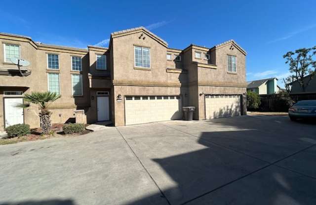 2-story renovated condo - 1068 Goble Court, Tulare, CA 93274