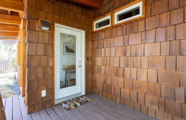 Furnished 2 Bed 2 Bath on Bend's Westside Gallery 3