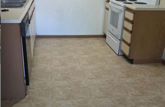 Great 3 Bed 2 Bath 2 Car Garage Flat Duplex- Pets ok! Gallery 3