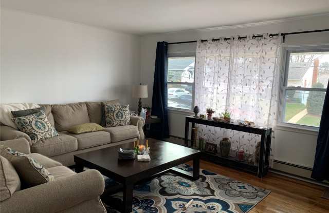34 Prestwick Terrace - 34 Prestwick Terrace, Glen Cove, NY 11542