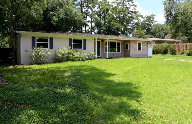 RENOVATED Walkable 4/2 Pool Home w/ Wood Floors, Screened Porch, Granite Counters, Washer/Dryer,  Fenced Yard! Downtown! Avail July 30th for $2600/month! photos photos